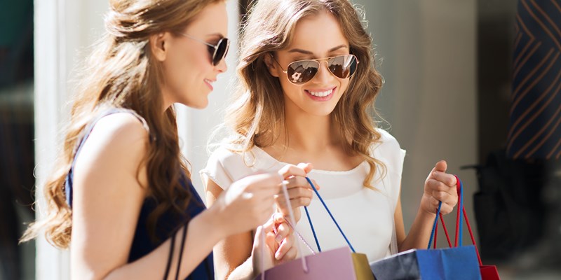 Women with shopping bags