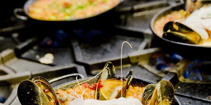 chef making paella