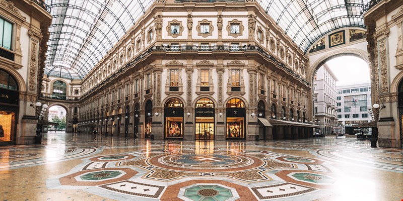 Fashionable Milan Gallery crowded with tourists