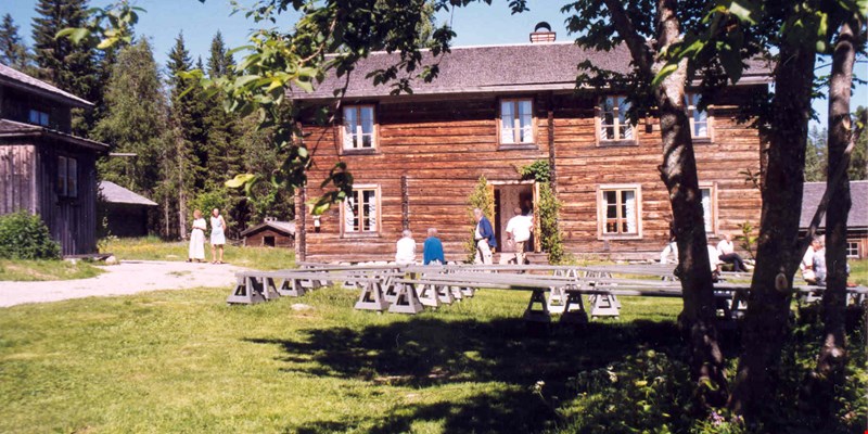 a red building in Gudmundstjärn